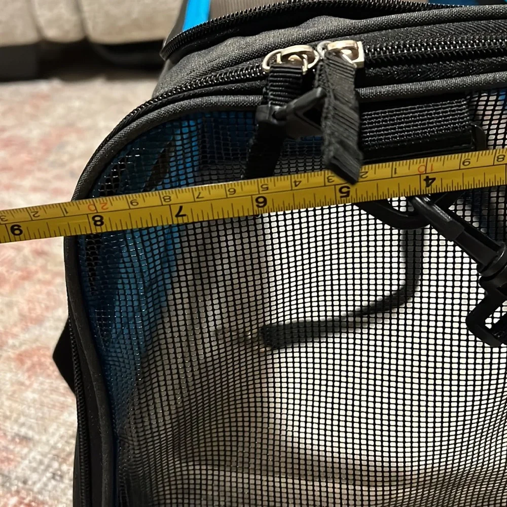 Pet travel carrier
